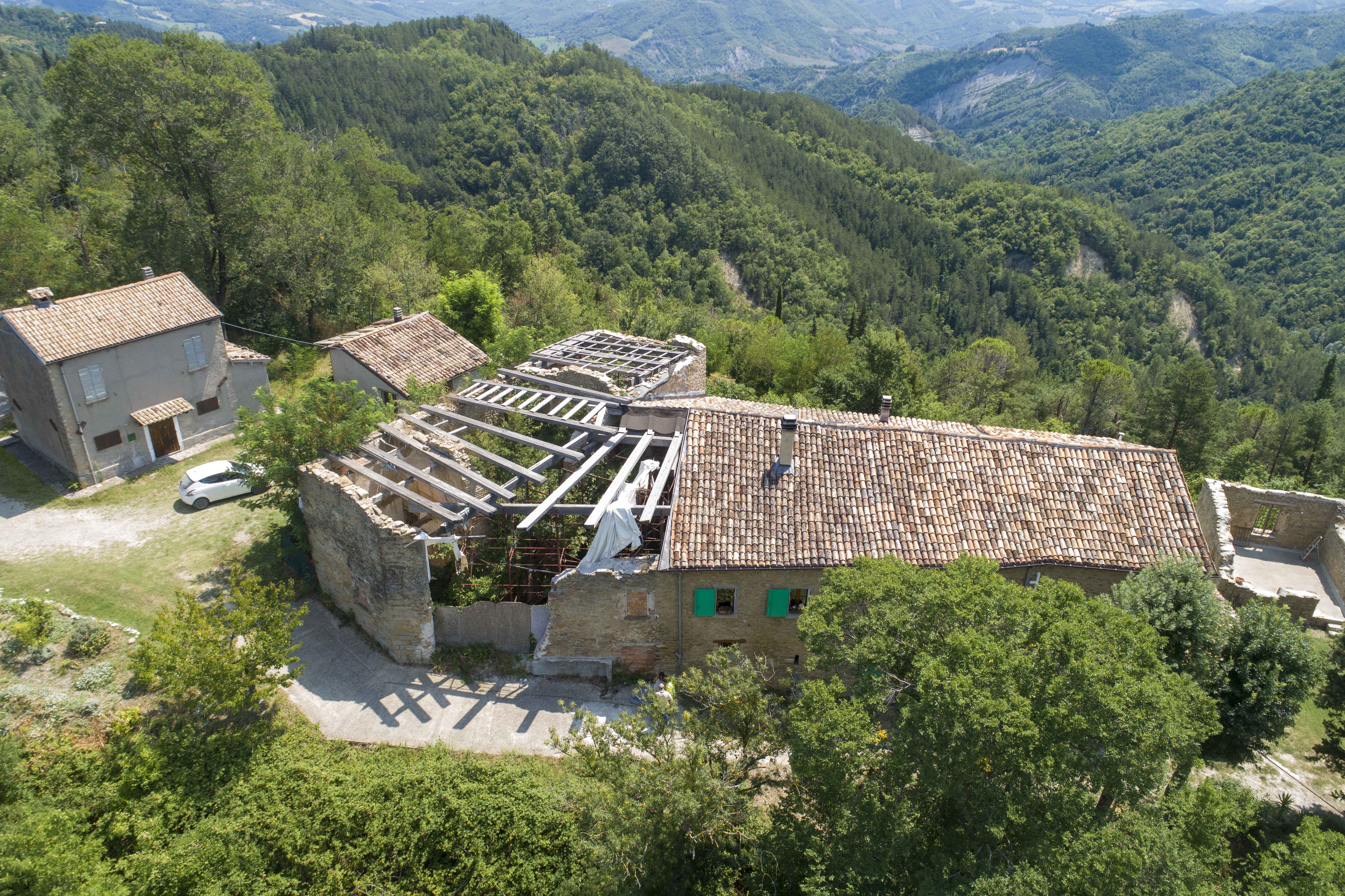 Immagine da drone dell'edificio presso Montalto, Comune di Sarsina (FC)